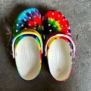 Croc, size 8 women, tie dye
